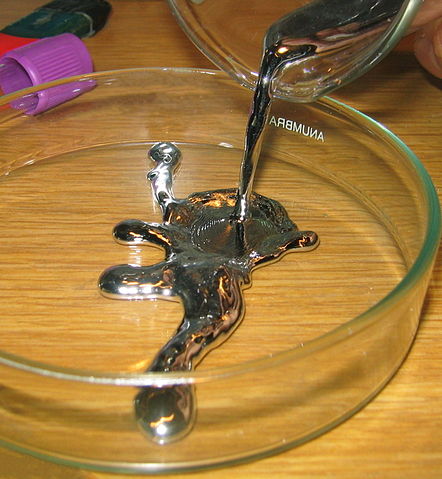 File:Pouring liquid mercury bionerd.jpg