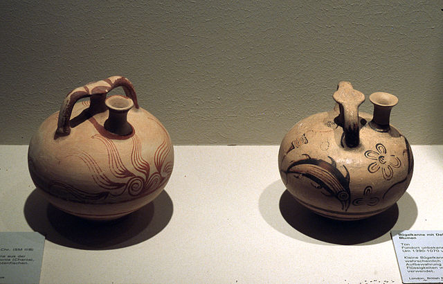 File:Minoische Keramik - Kannen02.jpg