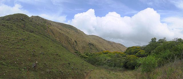 File:DirkvdM santa fe crater rim.jpg