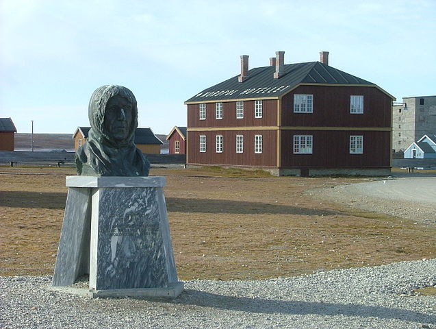 File:NyAlesundAmundsenNorthPoleHotel.jpg