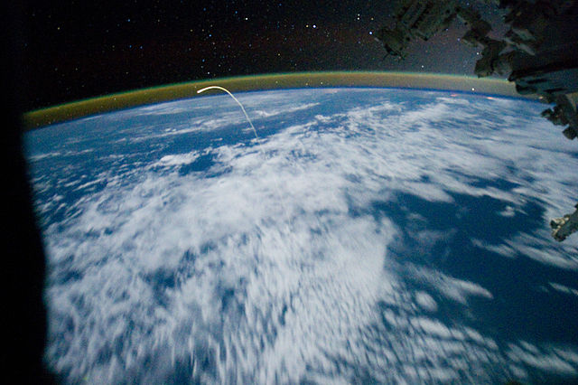 File:Space Shuttle Atlantis in the sky on July 21, 2011, to its final landing.jpg