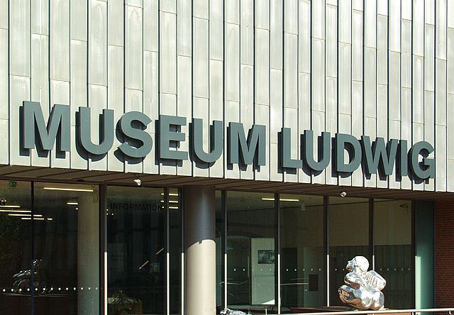 File:Museum Ludwig K&ouml;ln - S&uuml;deingang - Schriftzug.jpg