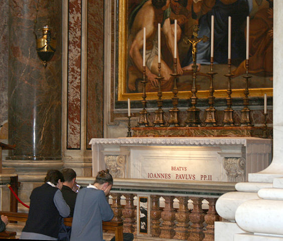 File:Gr&oacute;b Bł. Jana Pawła II w Kaplicy Św. Sebastiana.JPG