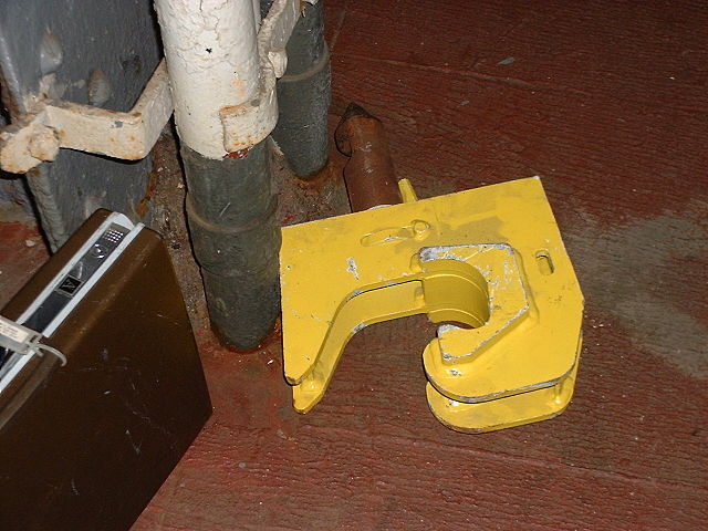 File:CouplerAdapterPennStn.agr.JPG