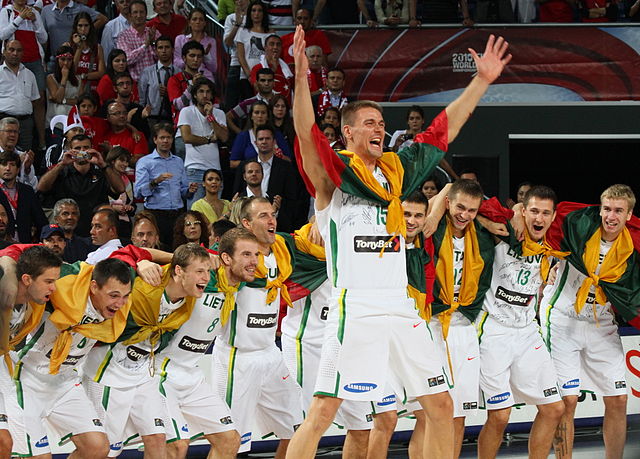 File:La selecci&oacute;n de Lituania celebra su tercer puesto en el Mundial de baloncesto 2010.jpg