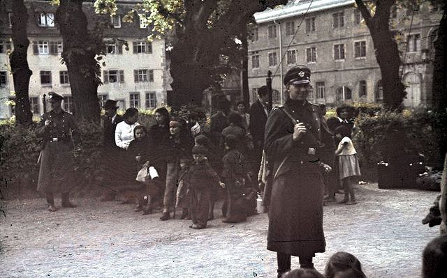 File:Bundesarchiv R 165 Bild-244-52, Asperg, Deportation von Sinti und Roma.jpg