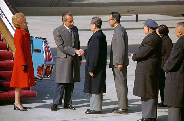 File:Nixon shakes hands with Chou En-lai.jpg