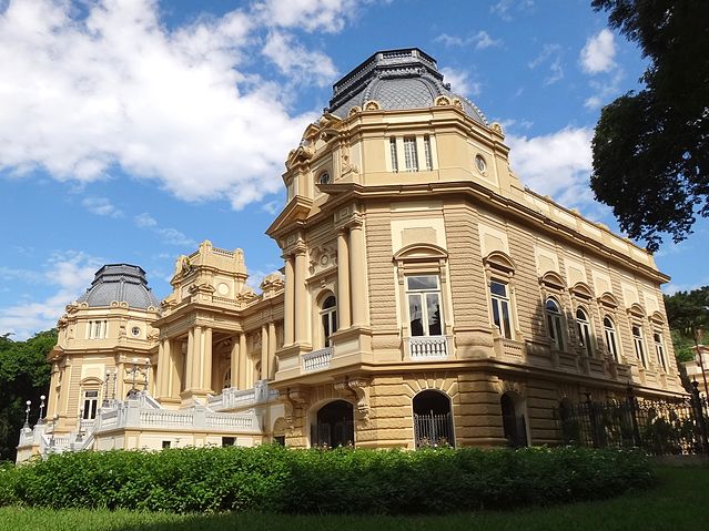 File:Pal&aacute;cio Guanabara exterior.JPG