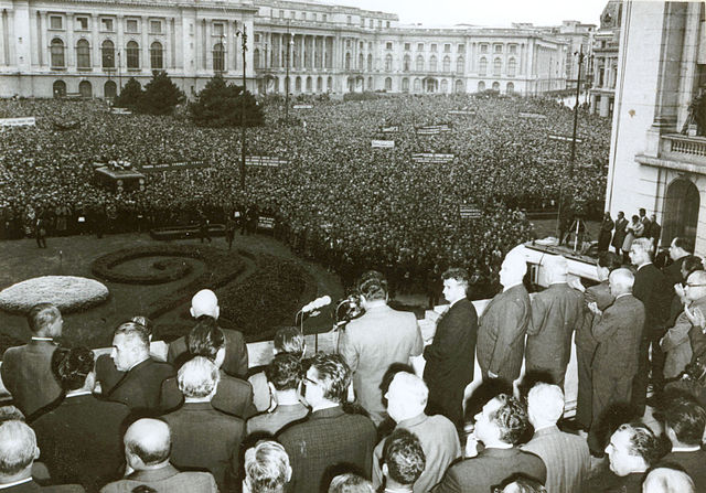 File:Adunare Piaţa Palatului August 1968.jpg