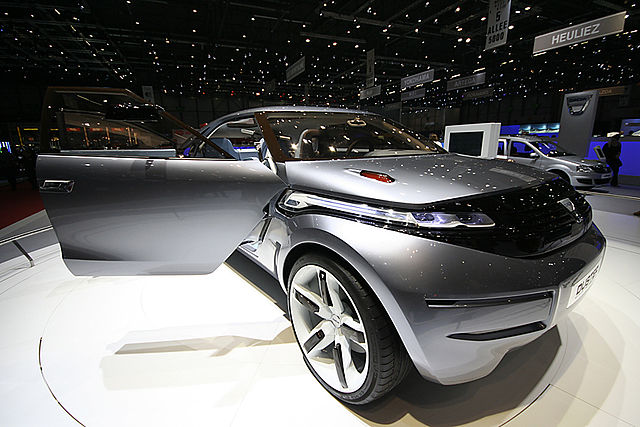 File:Dacia Duster Salon de l'Auto.jpg