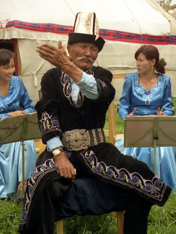 File:Kyrgyz Manaschi, Karakol.jpg
