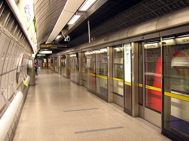 File:Westminster.tube.station.jubilee.arp.jpg