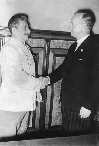 File:Bundesarchiv Bild 183-H27337, Moskau, Stalin und Ribbentrop im Kreml.jpg