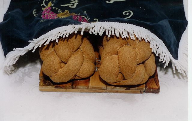 File:Shabbat Challos.jpg