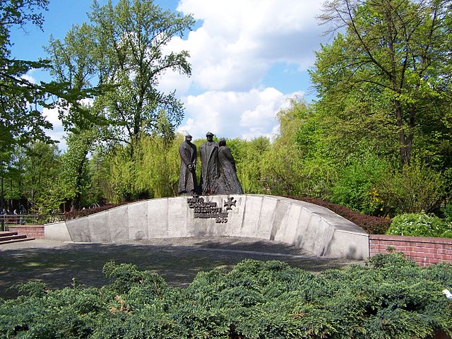 File:Katowice - Pomnik na pl. Andrzeja.JPG