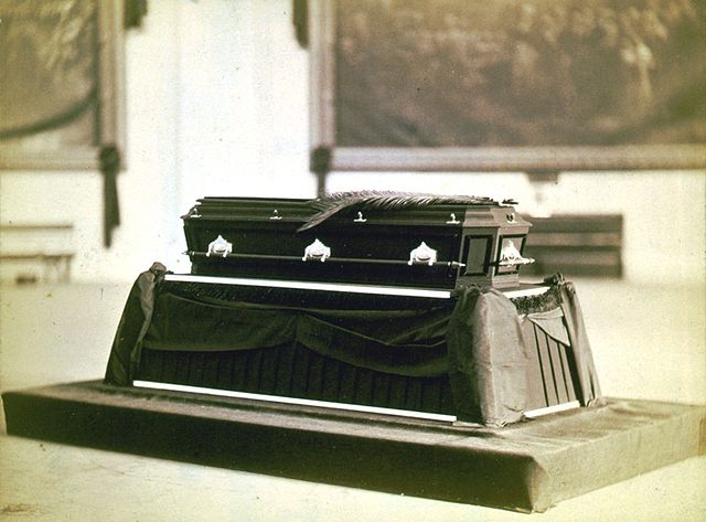 File:Garfield-casket.jpg