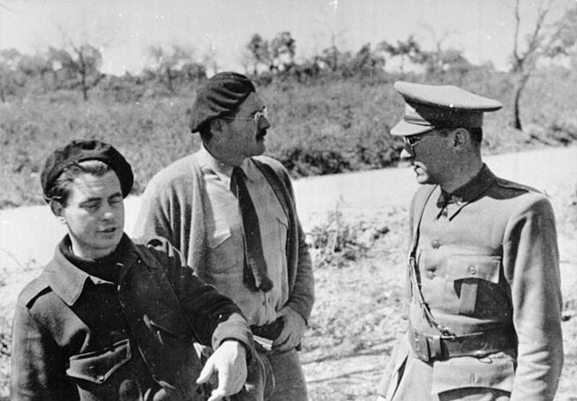 File:Bundesarchiv Bild 183-84600-0001, Ivens und Hemingway bei Ludwig Renn, Chef der XI. Internationalen Brigaden.jpg