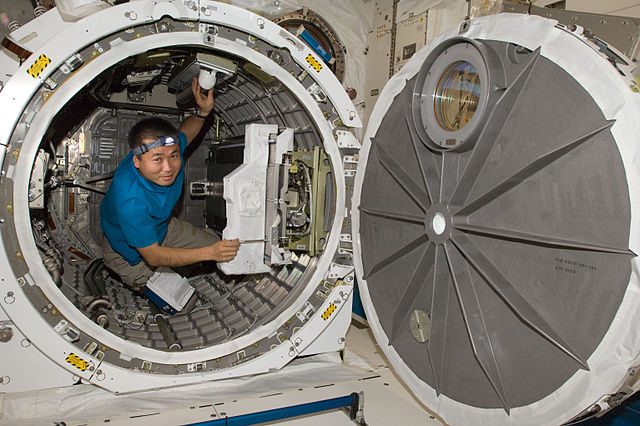 File:きぼう エアロック Kibo airlock.jpg