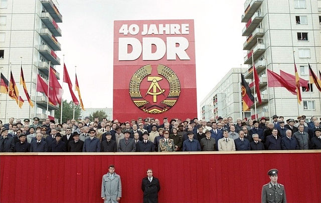 File:Bundesarchiv Bild 183-1989-1007-402, Berlin, 40. Jahrestag DDR-Gr&uuml;ndung, Ehreng&auml;ste.jpg