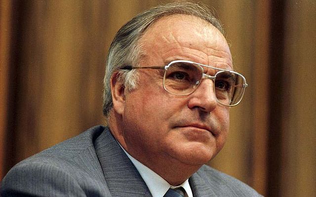 File:Bundesarchiv B 145 Bild-F074398-0021, Bonn, Pressekonferenz Bundestagswahlkampf, Kohl.jpg