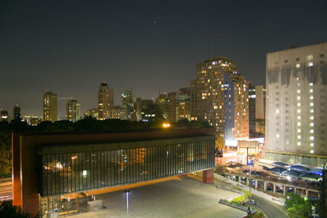 File:S&atilde;o Paulo Museum of Art, Brazil at nighttime.jpg