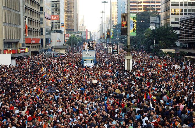 File:2004-GayPrideBrazil-45408.jpeg