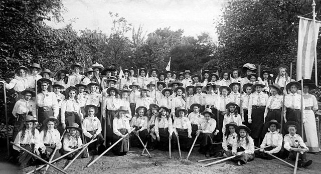 File:Tuinfeest van de Meisjes Gezellen Vereniging te Den Haag, Nederland 1911.jpg