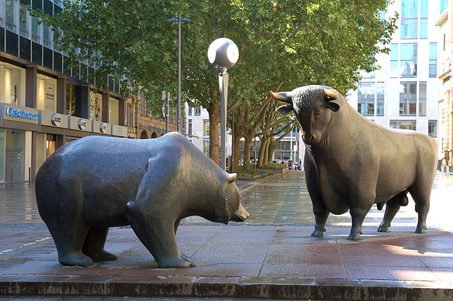 File:Bulle und B&auml;r Frankfurt.jpg