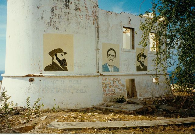 File:Lobito Lighthouse 1995.jpg