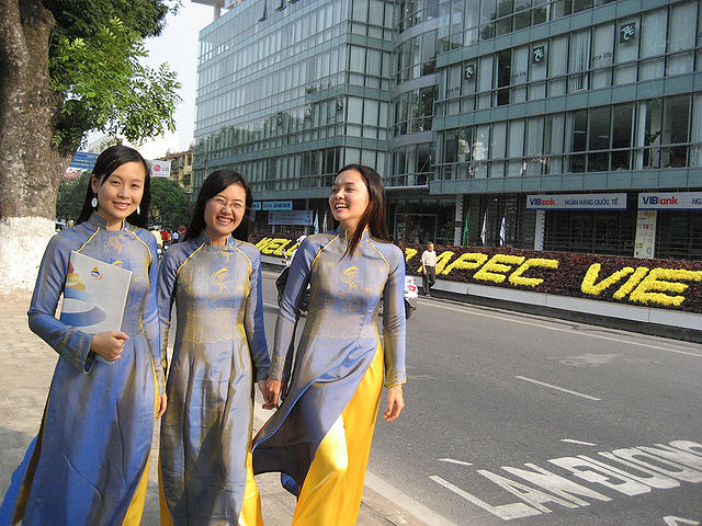 File:Ao dai APEC.jpg