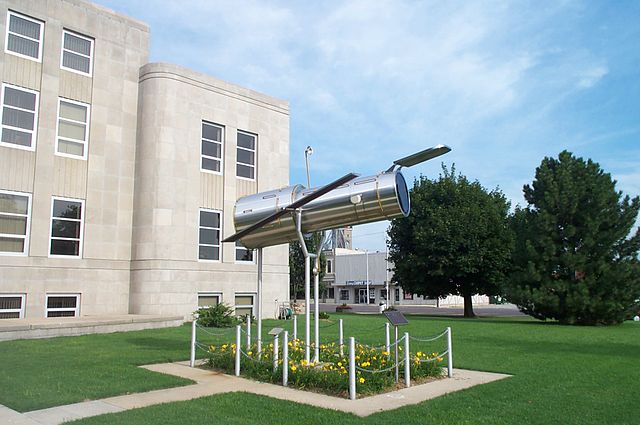 File:Hubble Space Telescope Scale Model.JPG