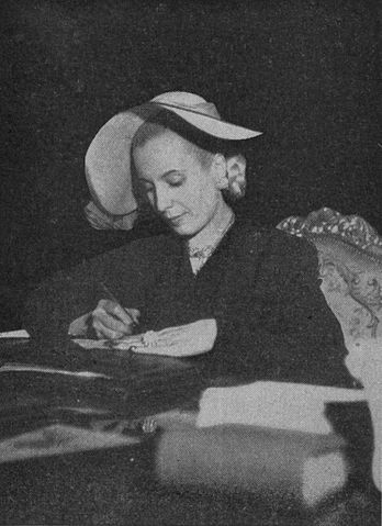 File:Evita firmando un documento.jpg