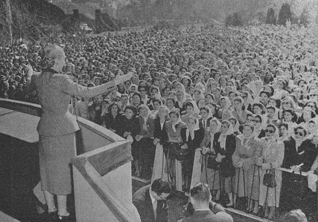 File:Evita dirigi&eacute;ndose a una multitud de mujeres.jpg