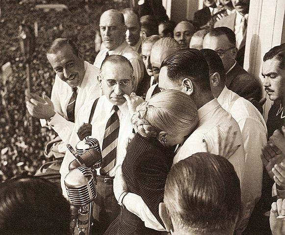 File:Evita llorando abraza a Per&oacute;n - Cabildo abierto - 22AGO1951.jpg