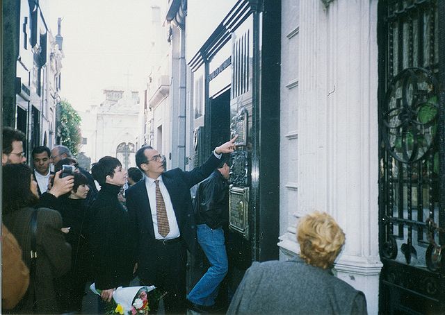 File:Liza Minnelli visits the tomb of Eva Peron, 1993.jpg