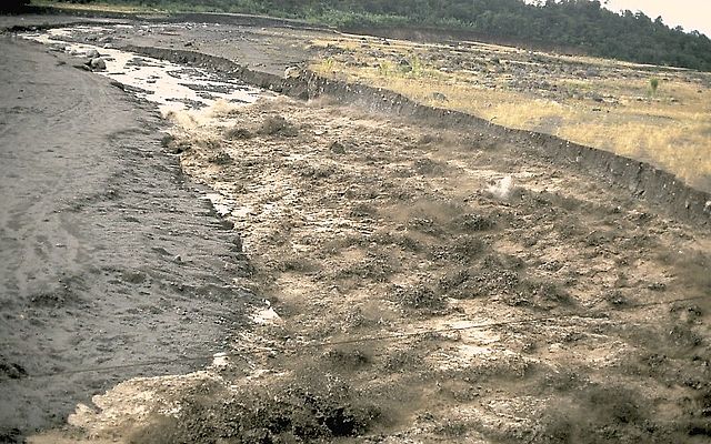 File:Hot lahar at Santiaguito.jpg