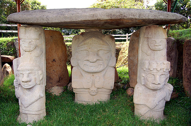 File:Parque Arqueol&oacute;gico de San Agust&iacute;n - Tumb with deity.jpg
