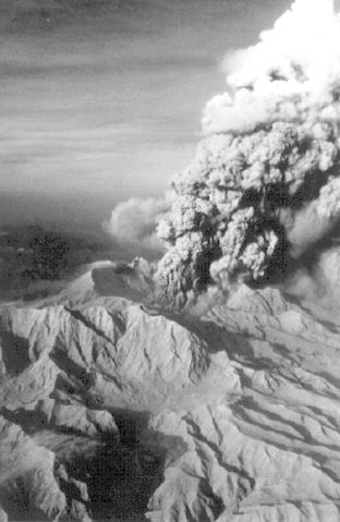 File:Vertical eruption at Pinatubo, 1991.jpg