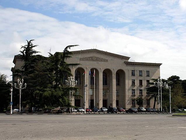 File:Рустави, здание бывшего горкома партии A. Muhranoff.jpg