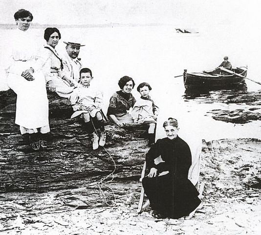 File:Familia Dal&iacute; (h 1910).jpg