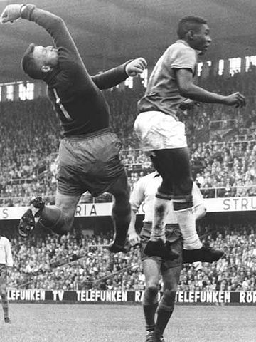 File:Pel&eacute; jump 1958.jpg