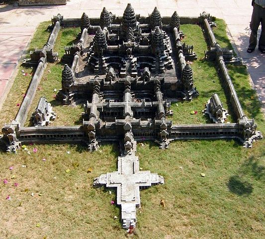 File:Angkor-wat-central.jpg