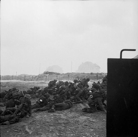 File:Infantry waiting to move off 'Queen White' Beach.jpg