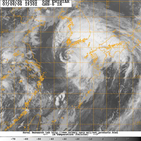 File:Ewiniar STS 60kt prelandfall.jpg