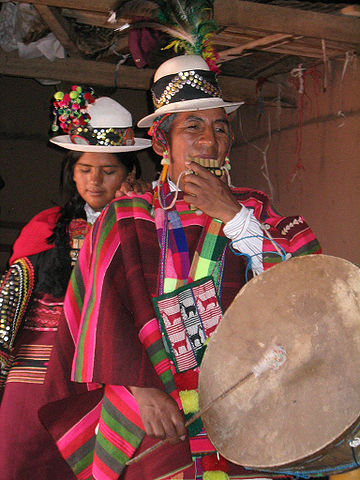 File:Mujeres aymara con siku y caja - flickr-photos-micahmacallen-85524669 (CC-BY-SA).jpg
