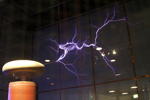 File:Lightning simulator questacon02.jpg