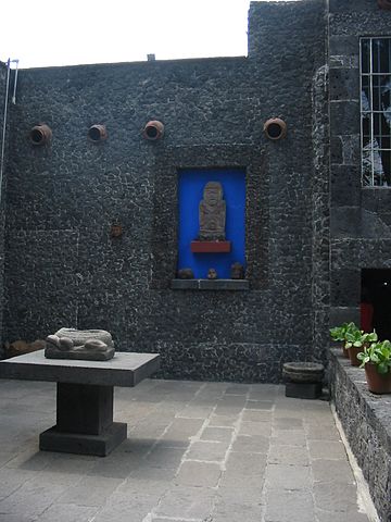 File:PatioCasaAzulDetail.JPG