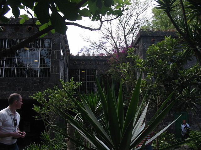 File:StairwayCasaAzul.JPG