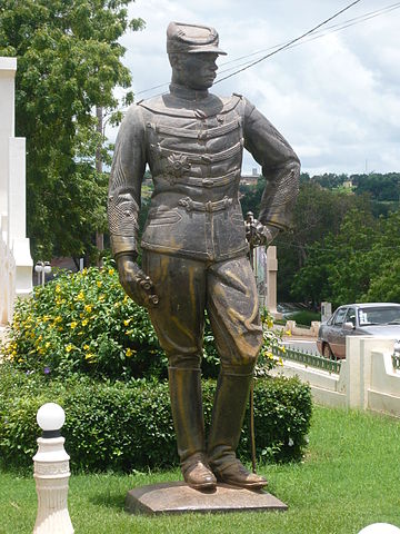 File:Gustave Borgnis-Desbordes - Statue place des explorateurs - Koulouba - Bamako.jpg