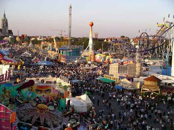 File:Oktoberfest1.jpg